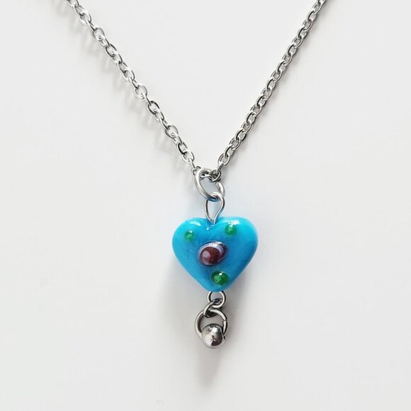 Vintage antique dainty blue glass flower heart necklace - Picture 7 of 9
